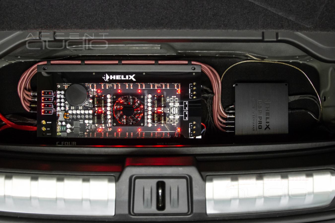 Скрытый монтаж: интеграция усилителей Helix CFour в нише багажного отсека Porsche Taycan