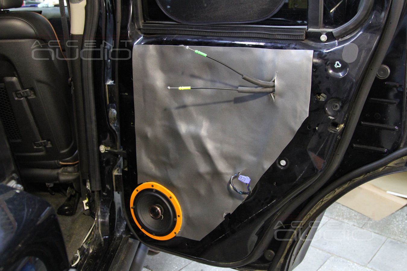 Установка акустики в Hummer H3