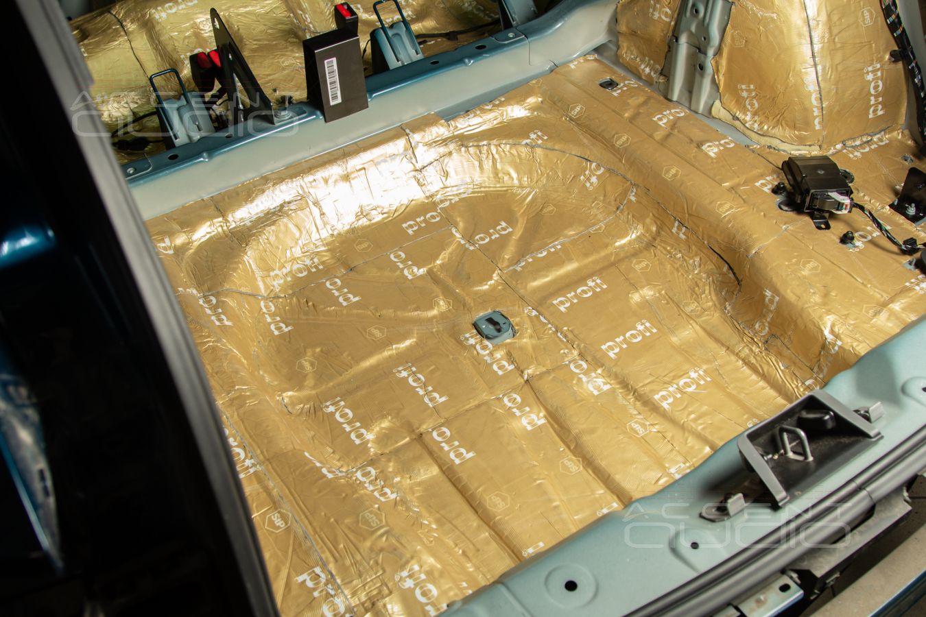 Шумоизоляция Geely Monjaro: первый слой - самый важный !