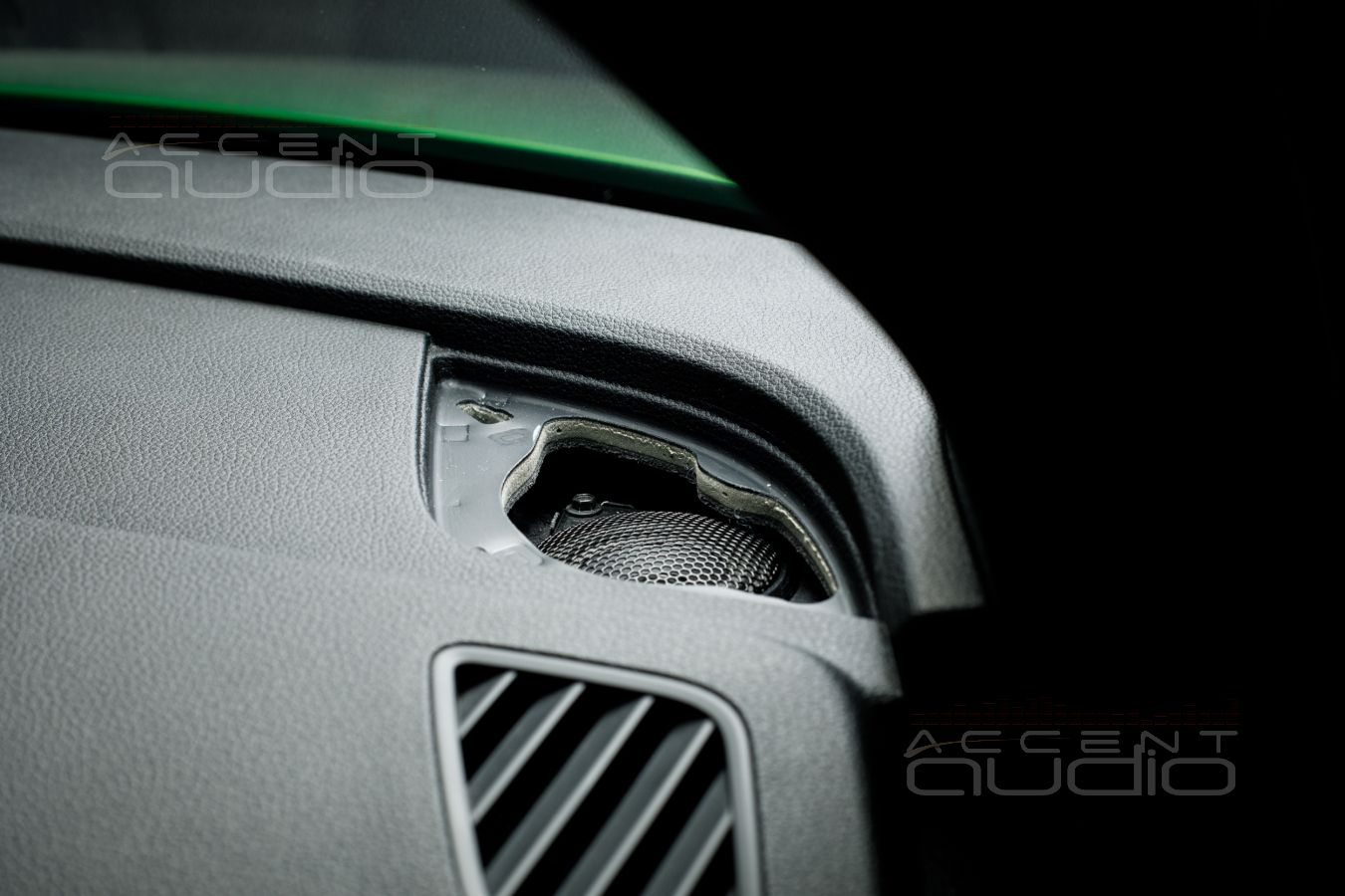 Широкополосники SOAudio штатно: замена пищалок в новой Audi Q5 ll