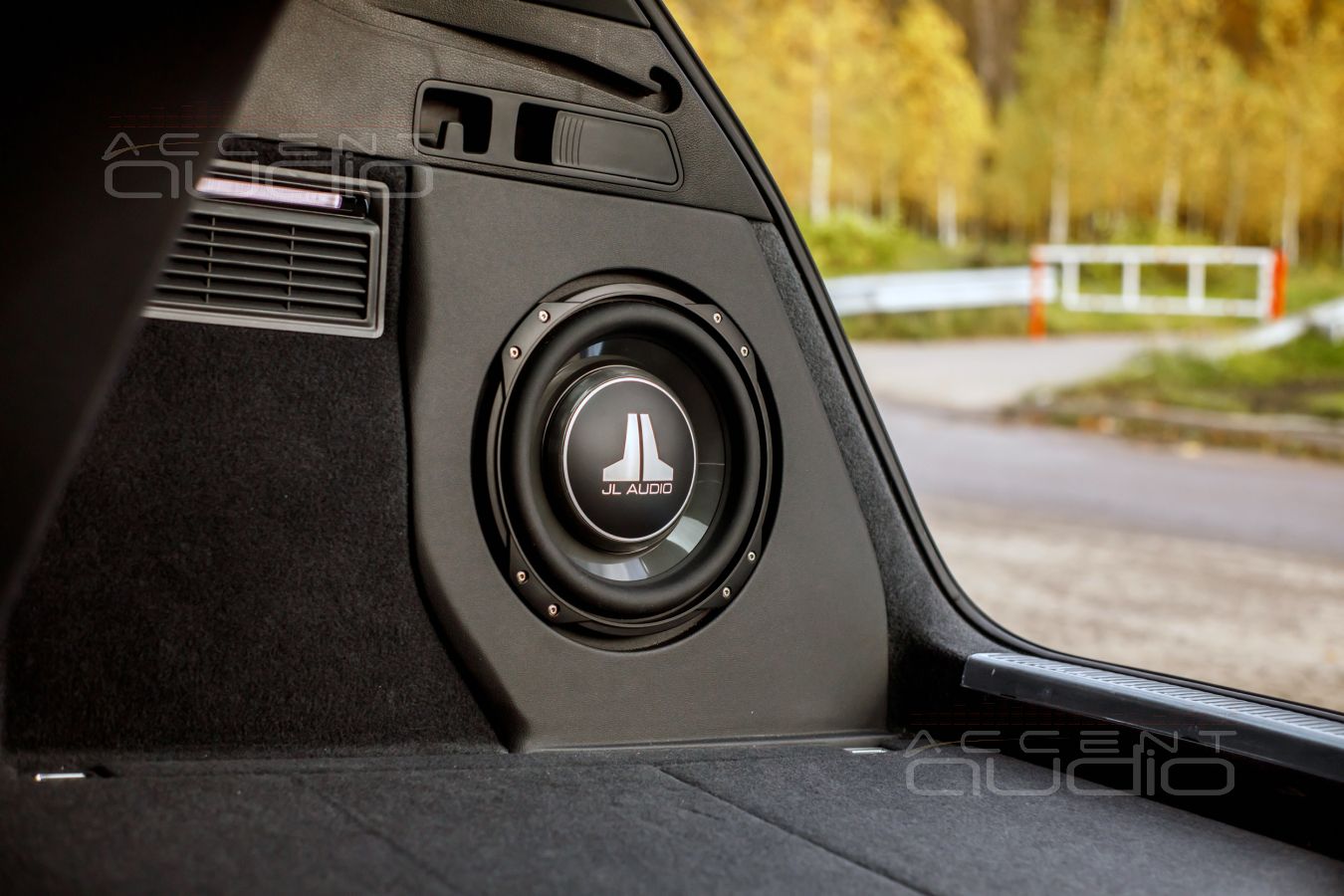 Настоящий американский бас, встроенный в крыло Audi Q5 ll: сабвуфер-стелс от Accent-Audio