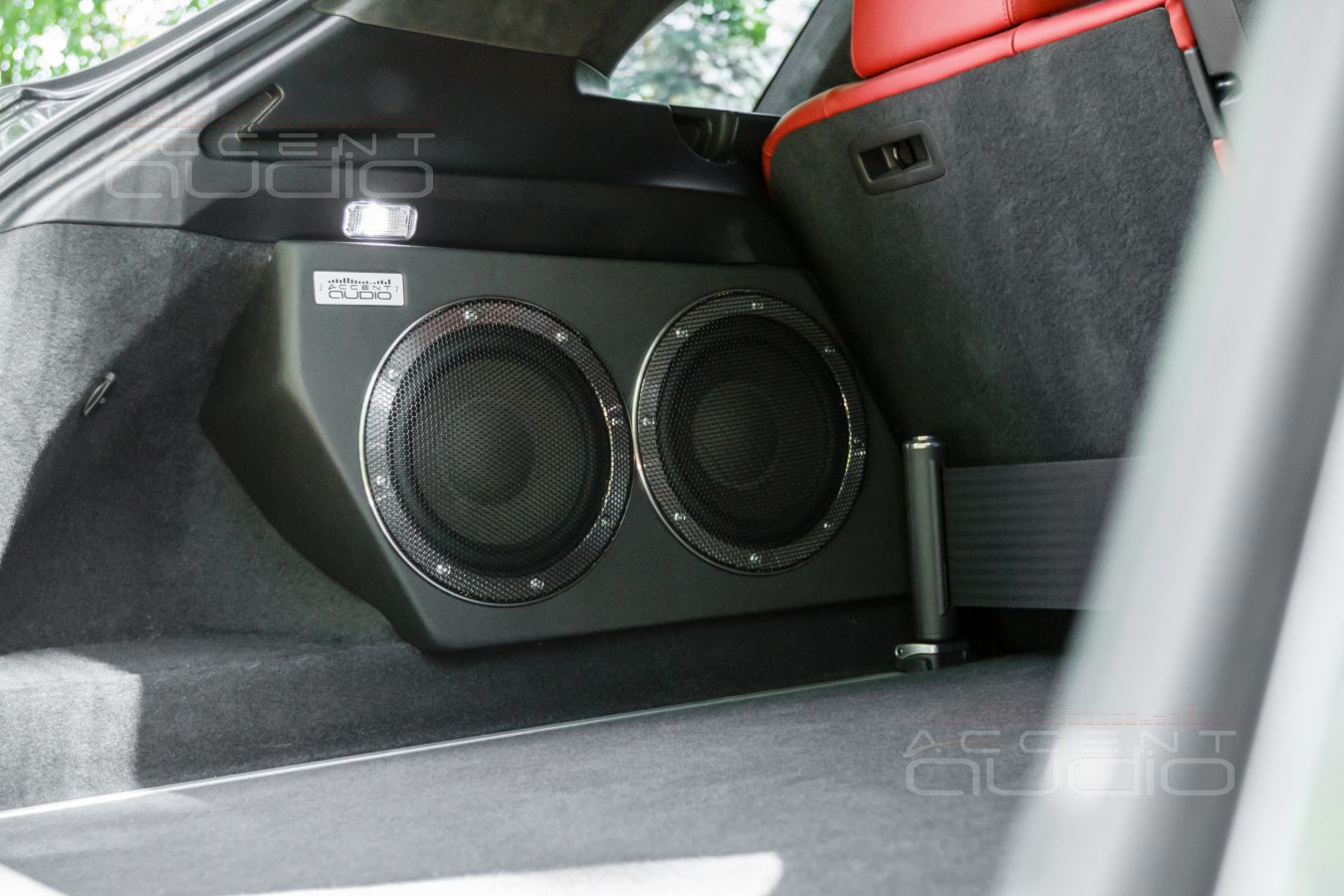 Наша прелесть: сдвоенный сабвуфер-стелс на базе головок Brax ML8SUB для нового Porsche Cayenne