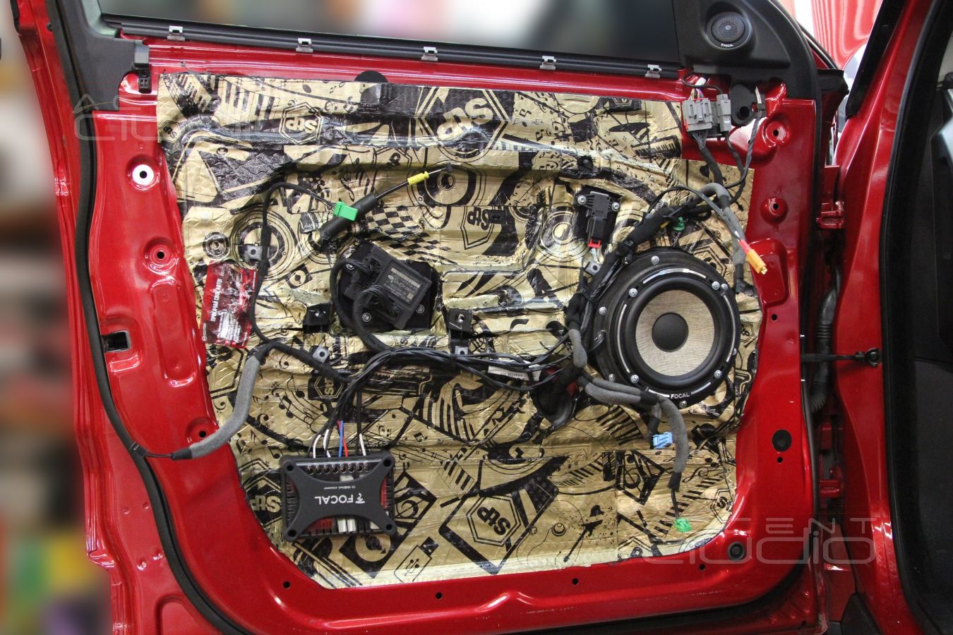 Установка акустики Focal Performance в RangeRover Evoque