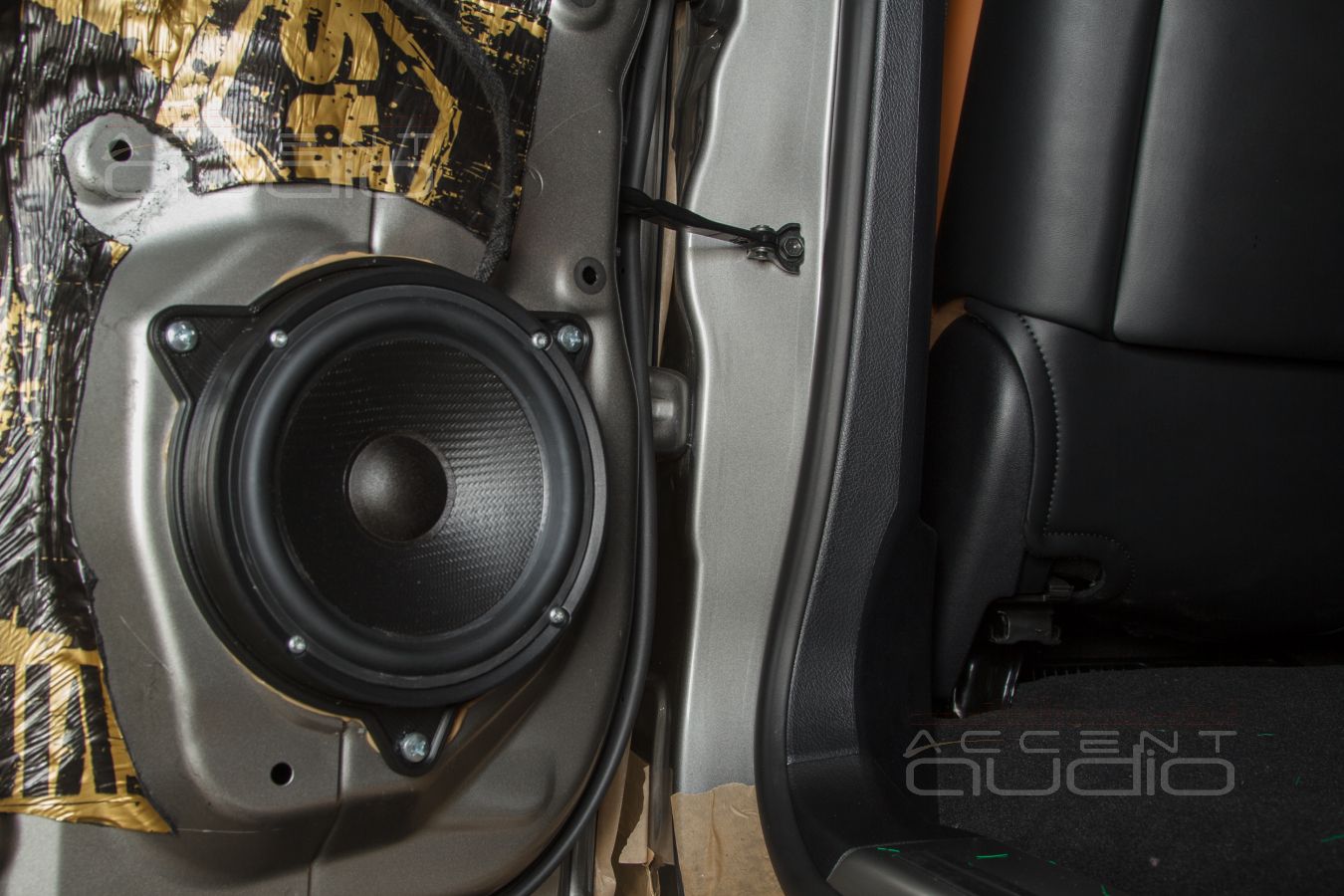 Новые мидбасовые динамики SOAudio 165\38 в передних и задних дверях Lexus LX 570