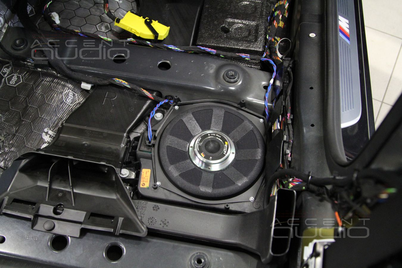 Замена подсидельных мидбасов (сабвуферов) на Eton B195 Neo в BMW 730 LD