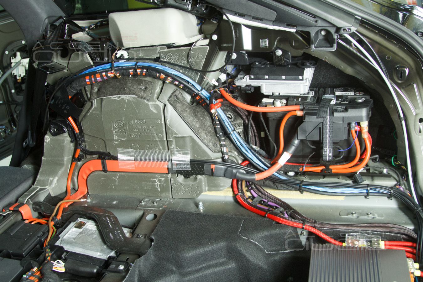 Установка усилителей Ground Zero, JLAudio и аудиопроцессора Helix с полной интеграцией в RS6 !