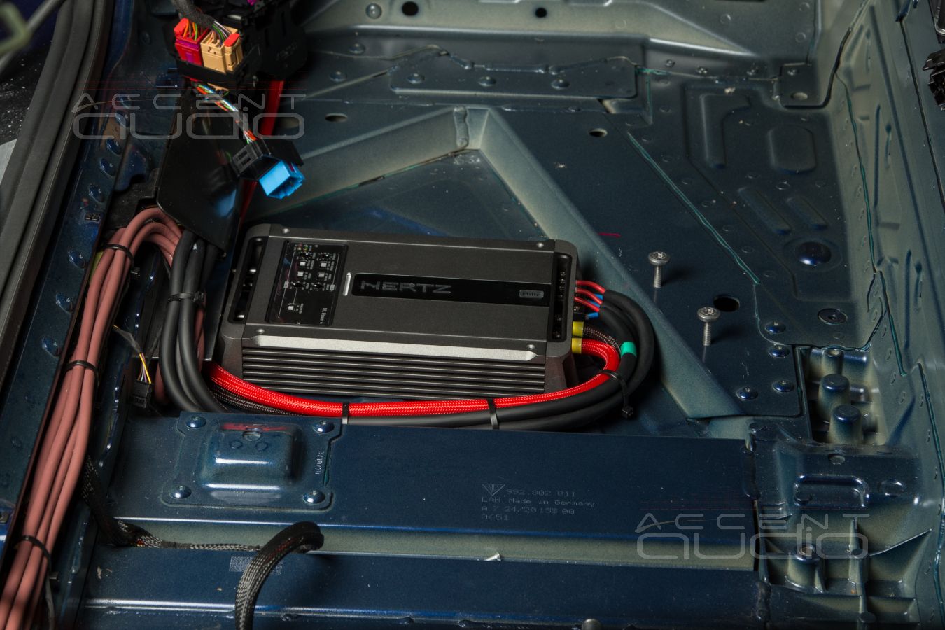 Штатный, заводской монтаж новых усилителей Helix в Porsche Carrera 911 S