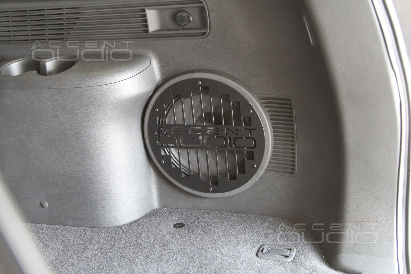 Встроенный сабвуфер-стелс Audison Voce AV10 в Pagero Sport