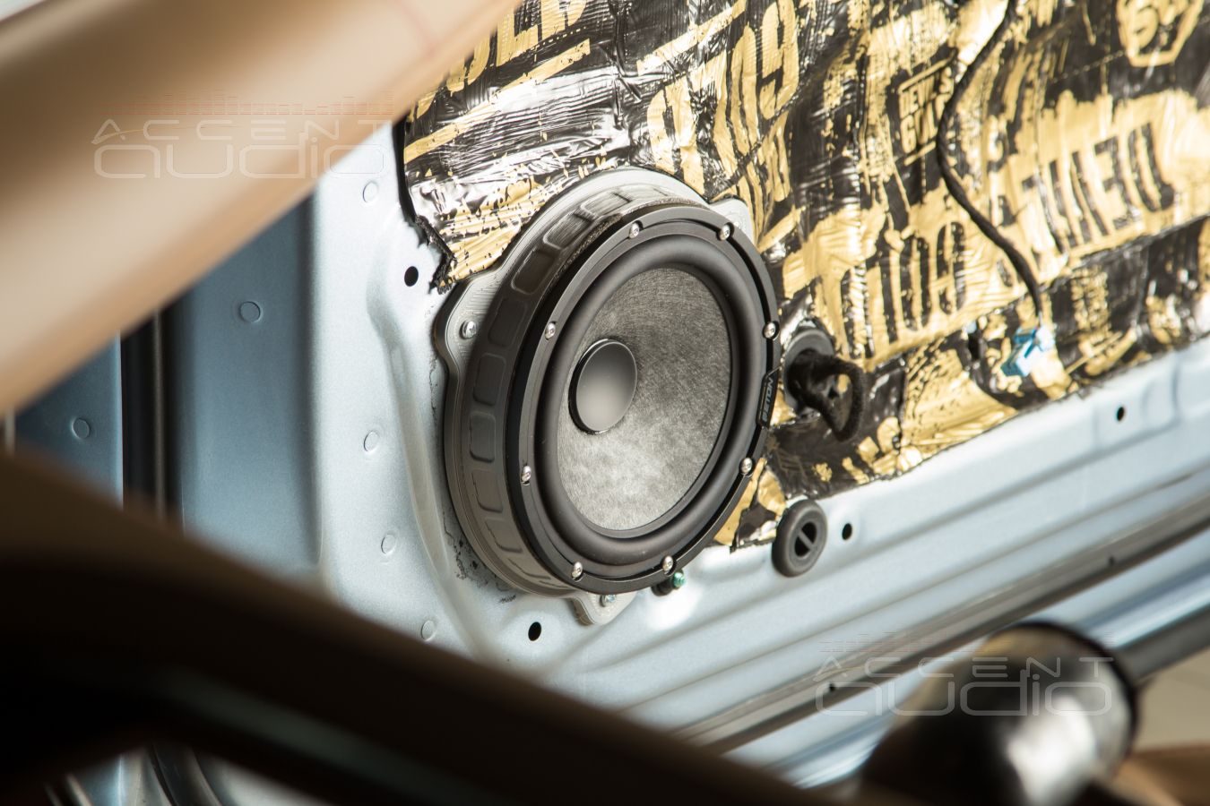 Установка мидбасовых Eton Graphit 16 и аудиоподготовка дверей Zeekr