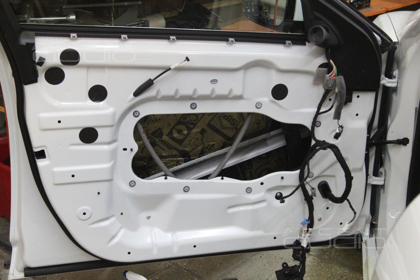 Подготовка дверей, установка акустики Focal