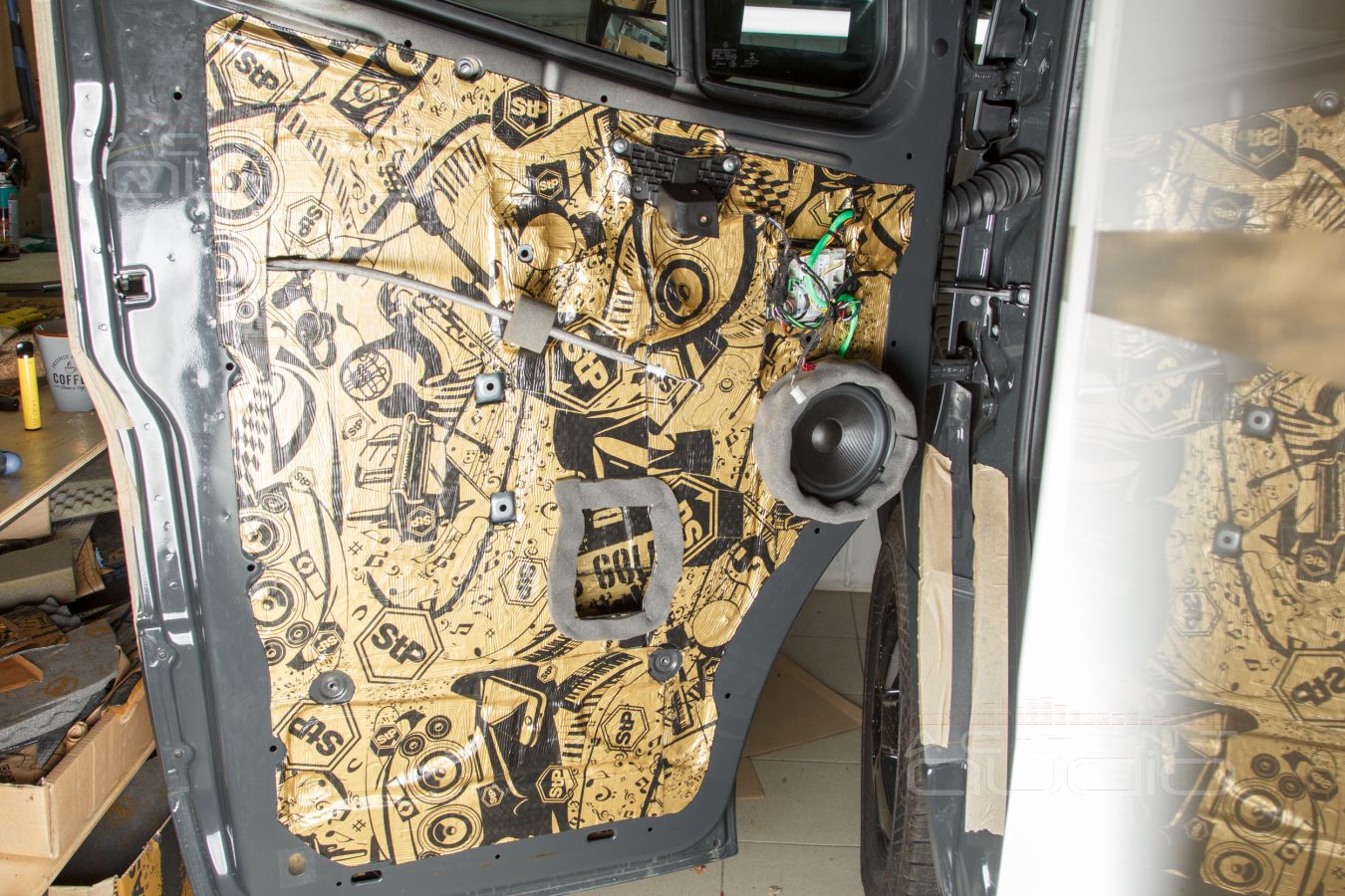 Жесткая аудиоподготовка дверей и установка мидбасовых динамиков SOAudio 165\38