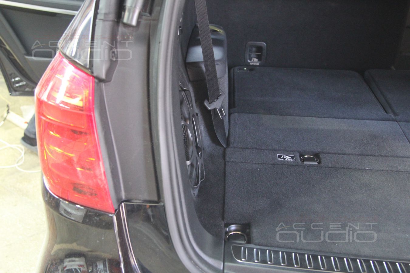 Встроенный сабвуфер в Mercedes GL 63 AMG