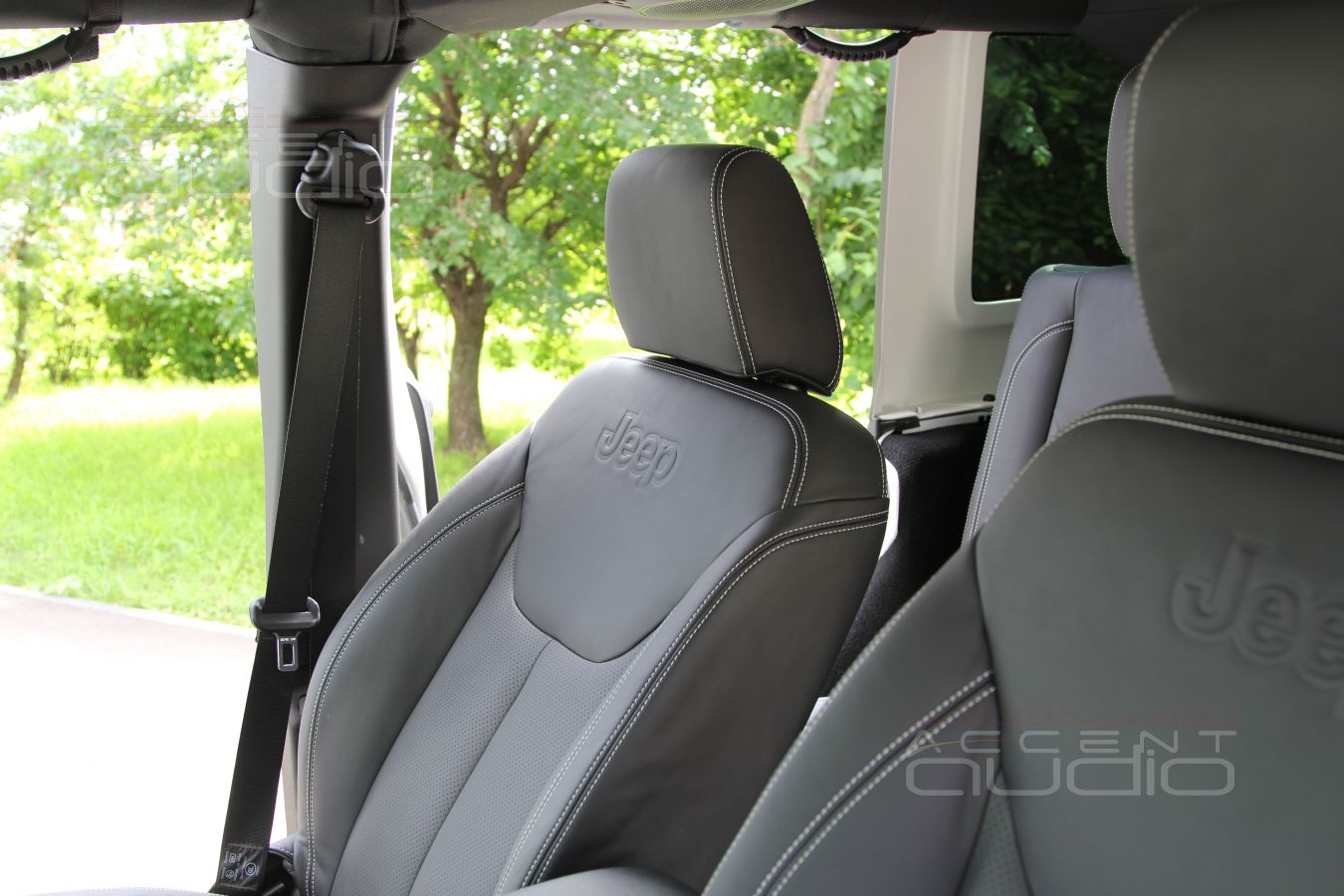 Пошив салона: качество кожи Nappa в сочетании с сидениями Jeep