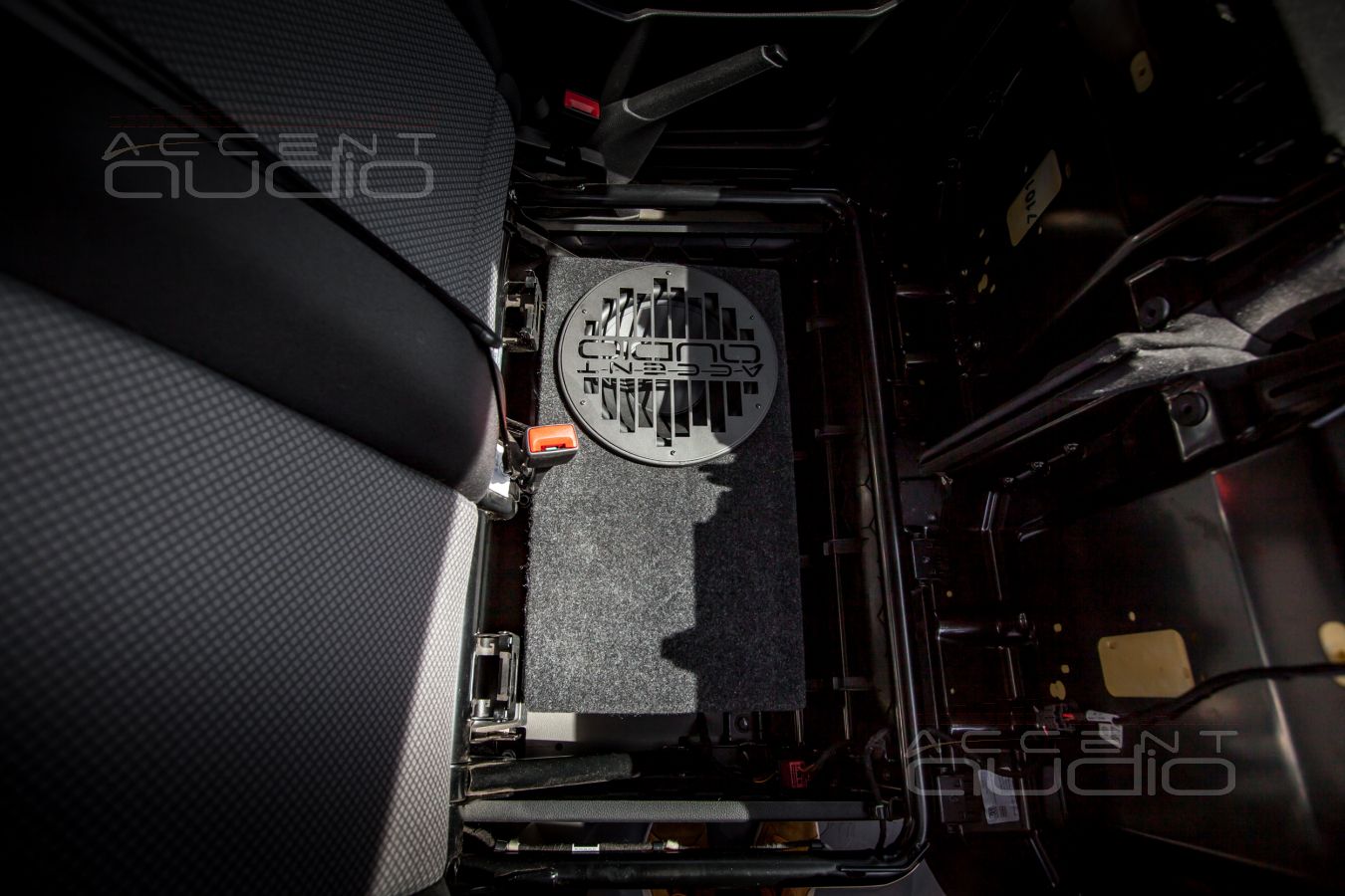 Сабвуфер под сидением – это круто ?