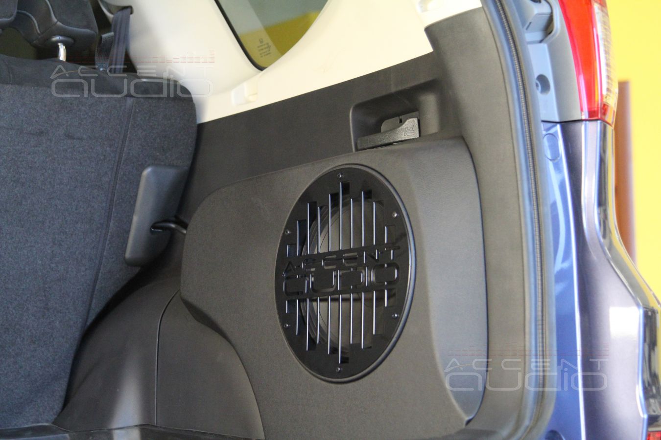 Встроенный сабвуфер-стелс в Honda CRV