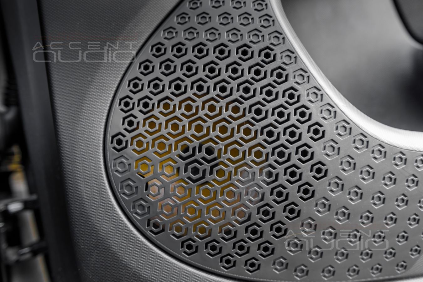 Аудиоподготовка дверей, которая начинается со снятия крыльев Smart Fortwo 