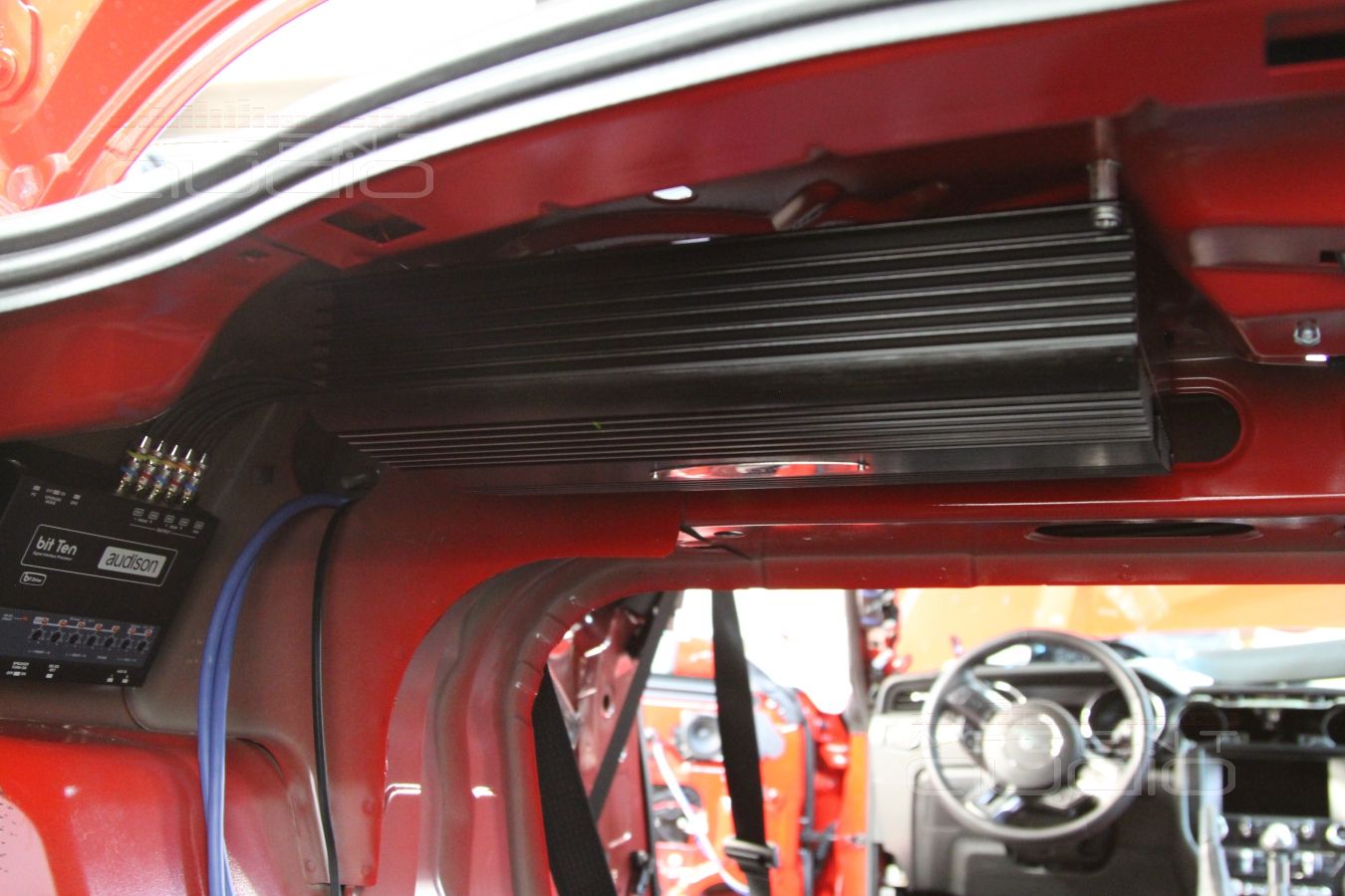 Процесс установки новой акустической системы Ford Mustang