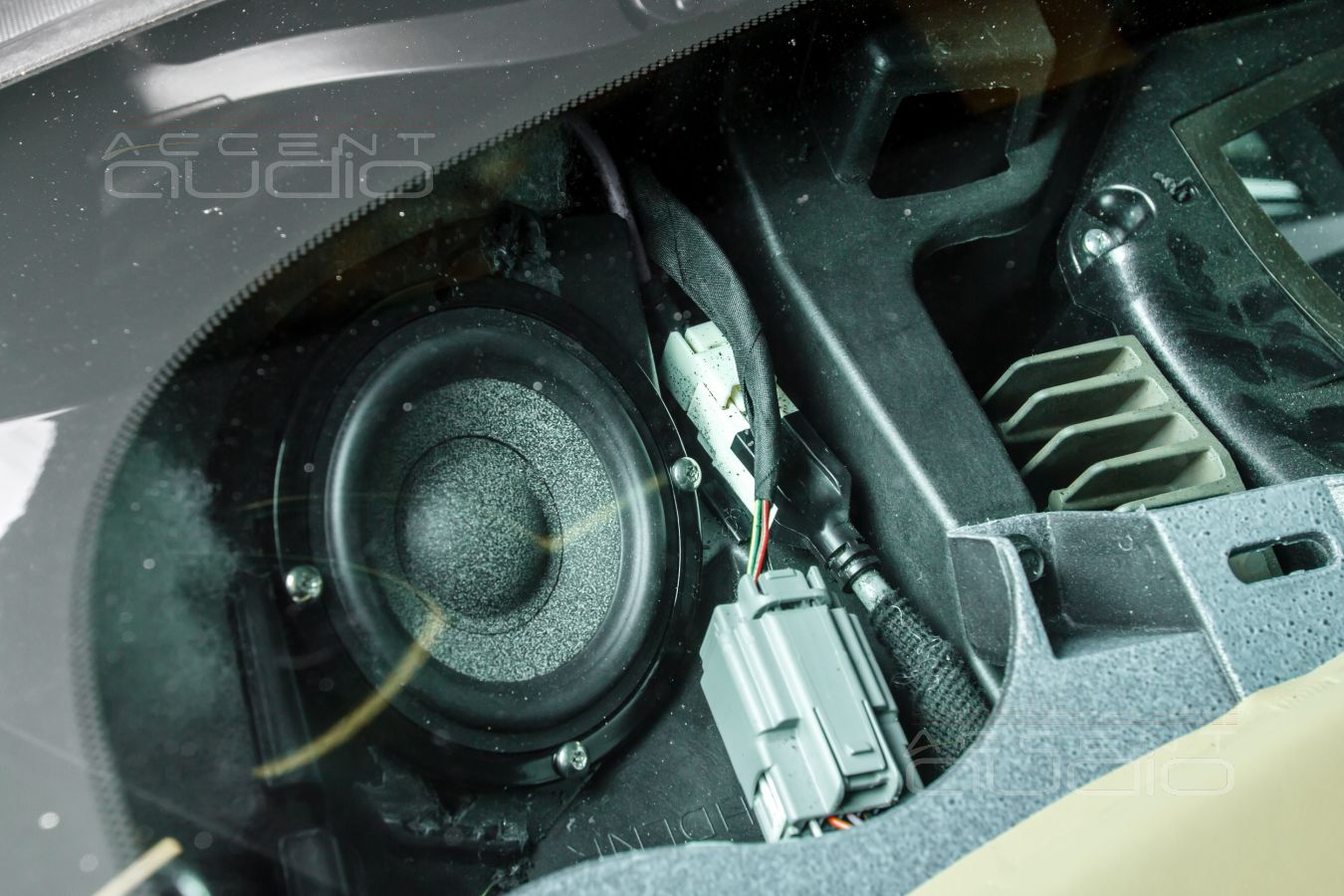 Правильная штатная установка среднечастотных динамиков Brax ML3 в Cadillac Escalade