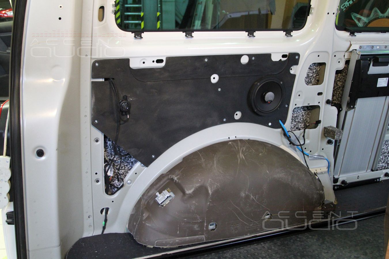 Установка тыловой акустики FOCAL Integration ICU165 в Volkswagen Multivan