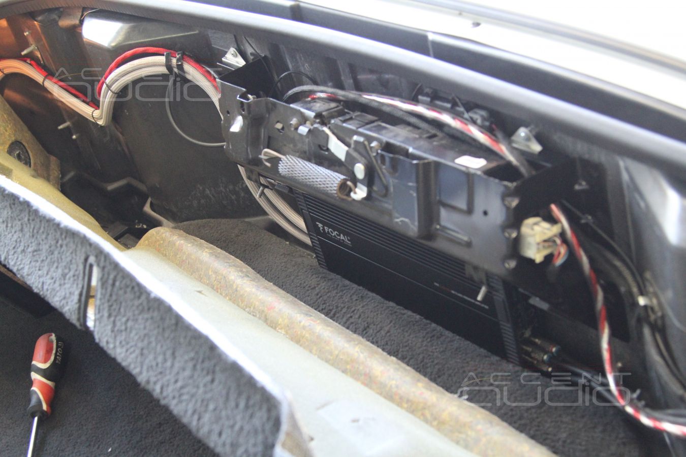 Установка усилителя Focal FPX 4.400 SQ