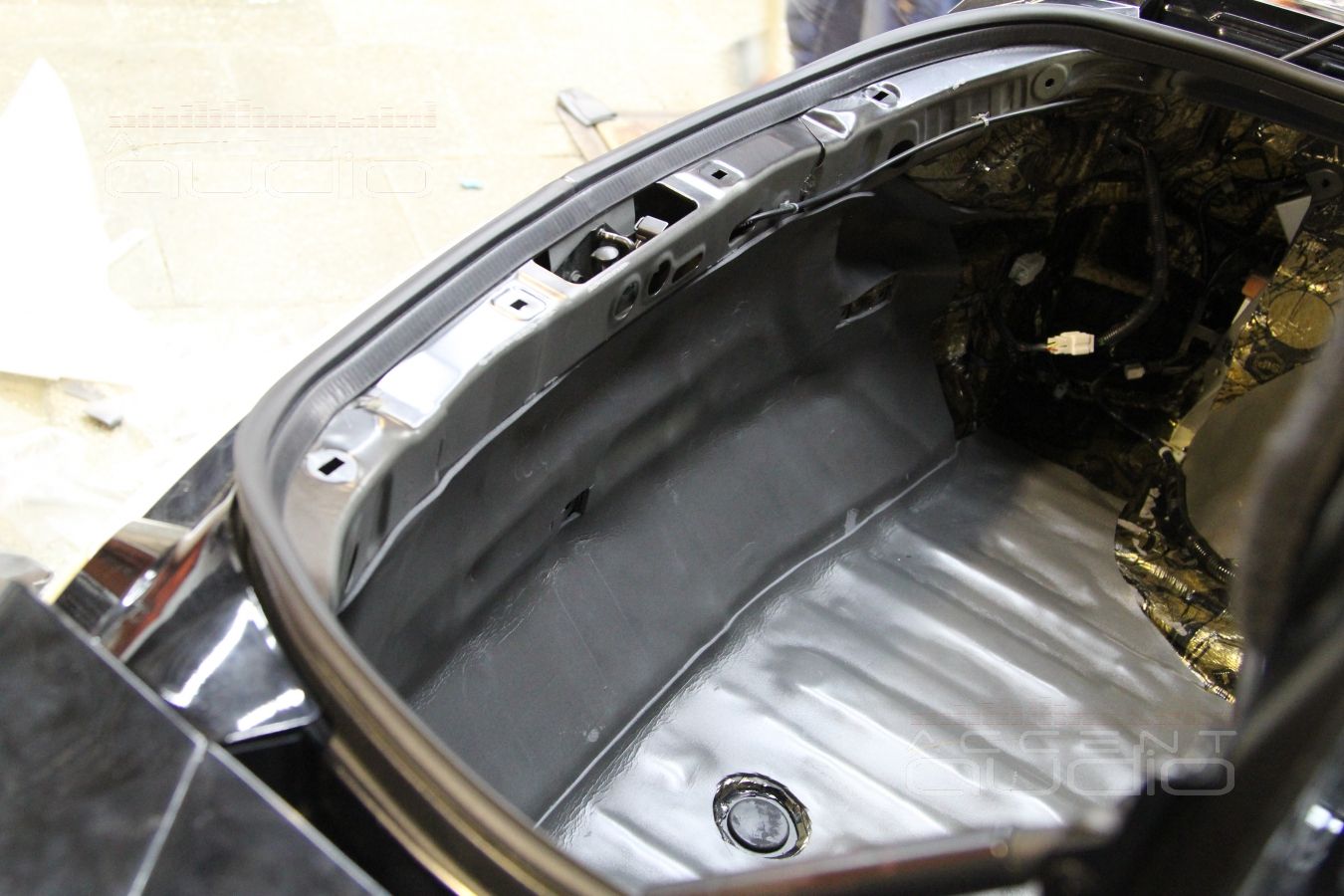 Шумоизоляция пола и багажного отсека Nissan GT-R в 2 слоя