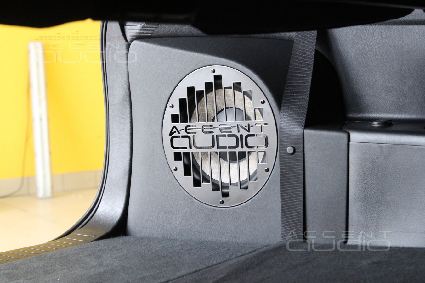 Встроенный сабвуфер-стелс