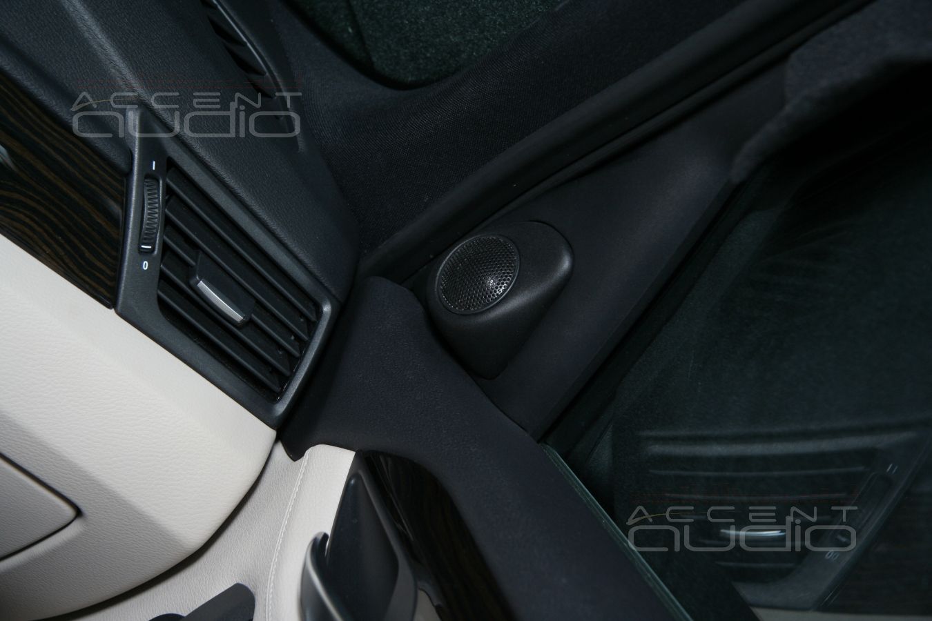 Встроенные подиумы - установка твитеров в BMW X1