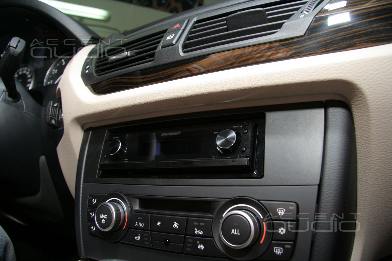 Новая магнитола Pioneer DEX-P99RS в BMW X1 штатно