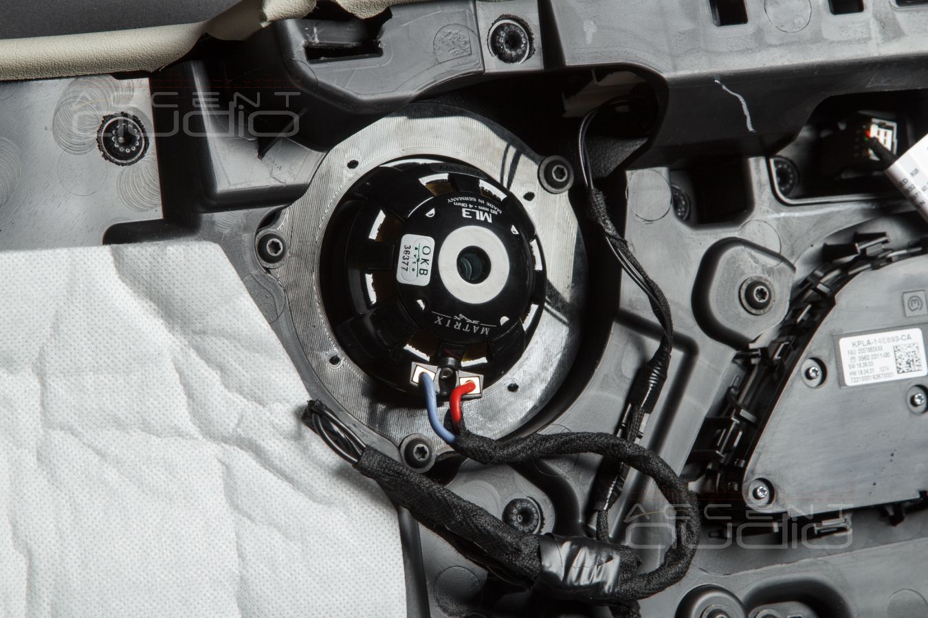 Среднечастотные излучатели Brax ML3 штатно в передних и в задних дверях Range Rover