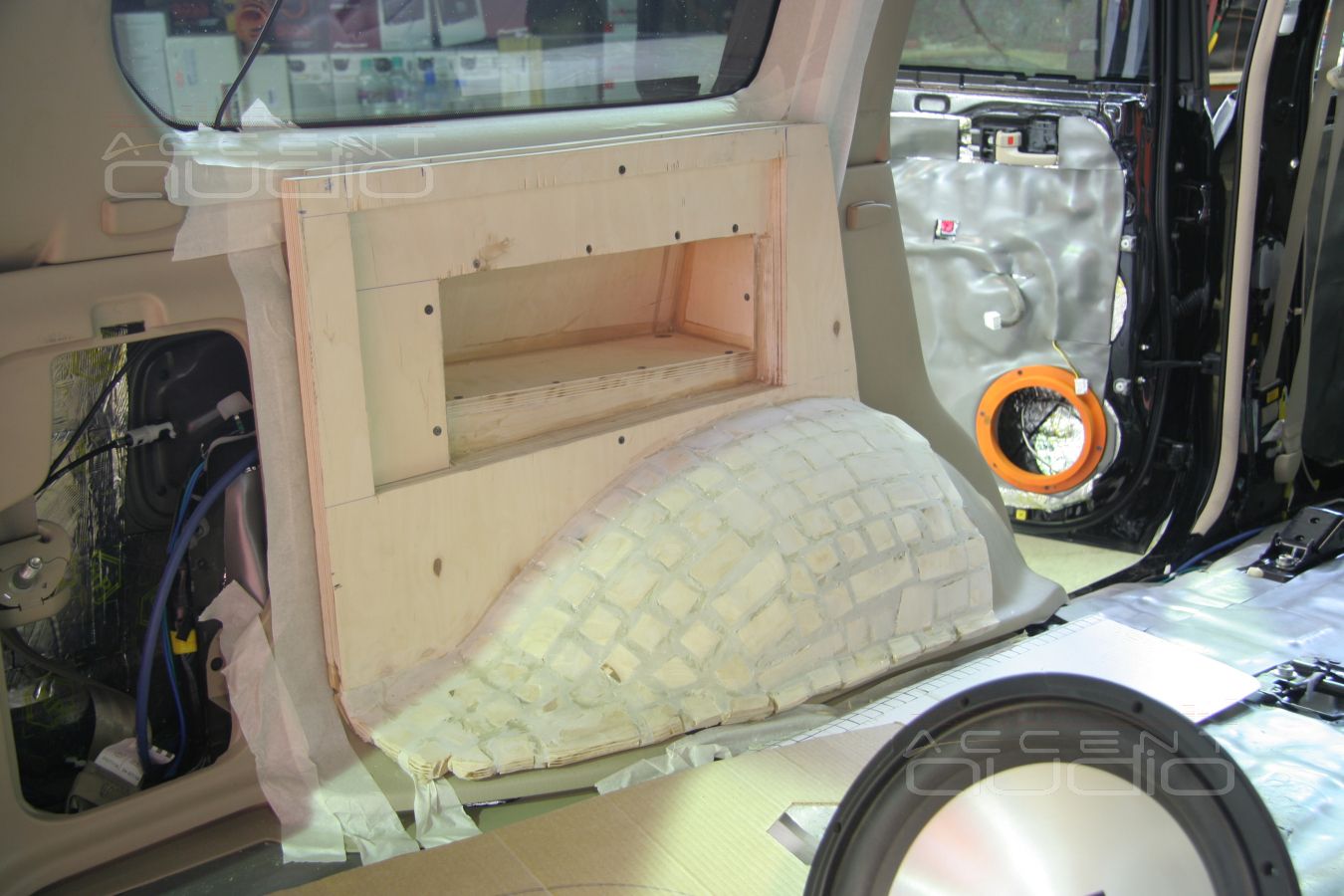 Съемный сабвуфер СТЕЛС в Toyota Land Cruiser 100