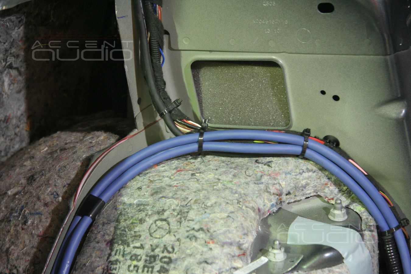 Прокладка силовой и акустической проводки, коммутация