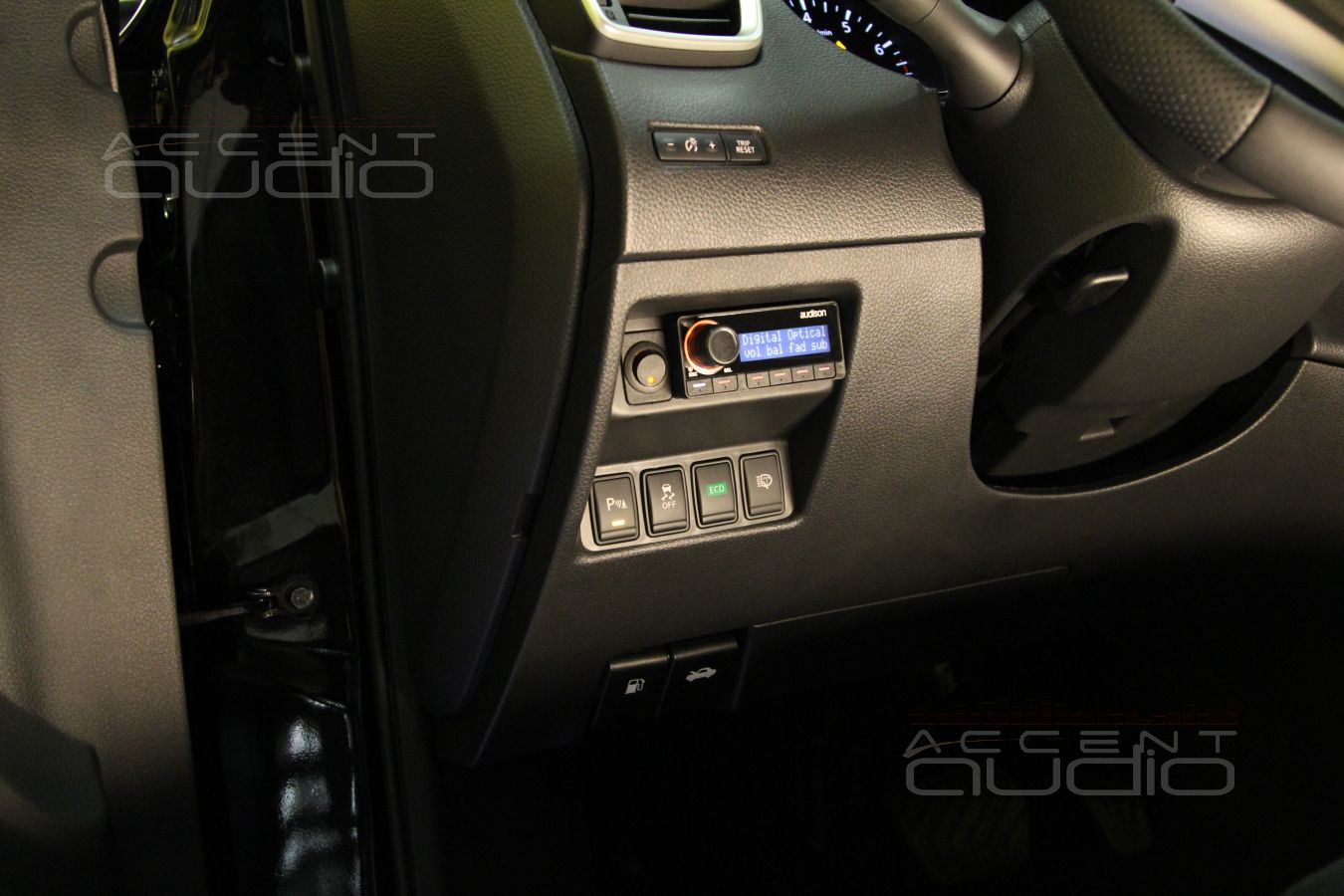Панель управления процессором Audison и кнопка включения подогрева руля.
