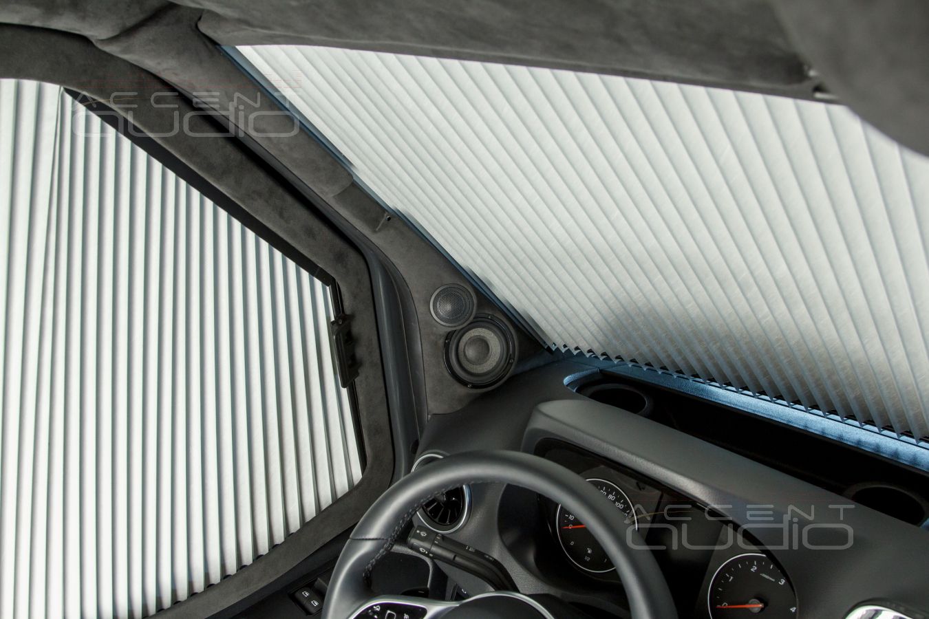 Новый, цельный и строгий дизайн кабины и подиумы под СЧ-ВЧ звено Brax