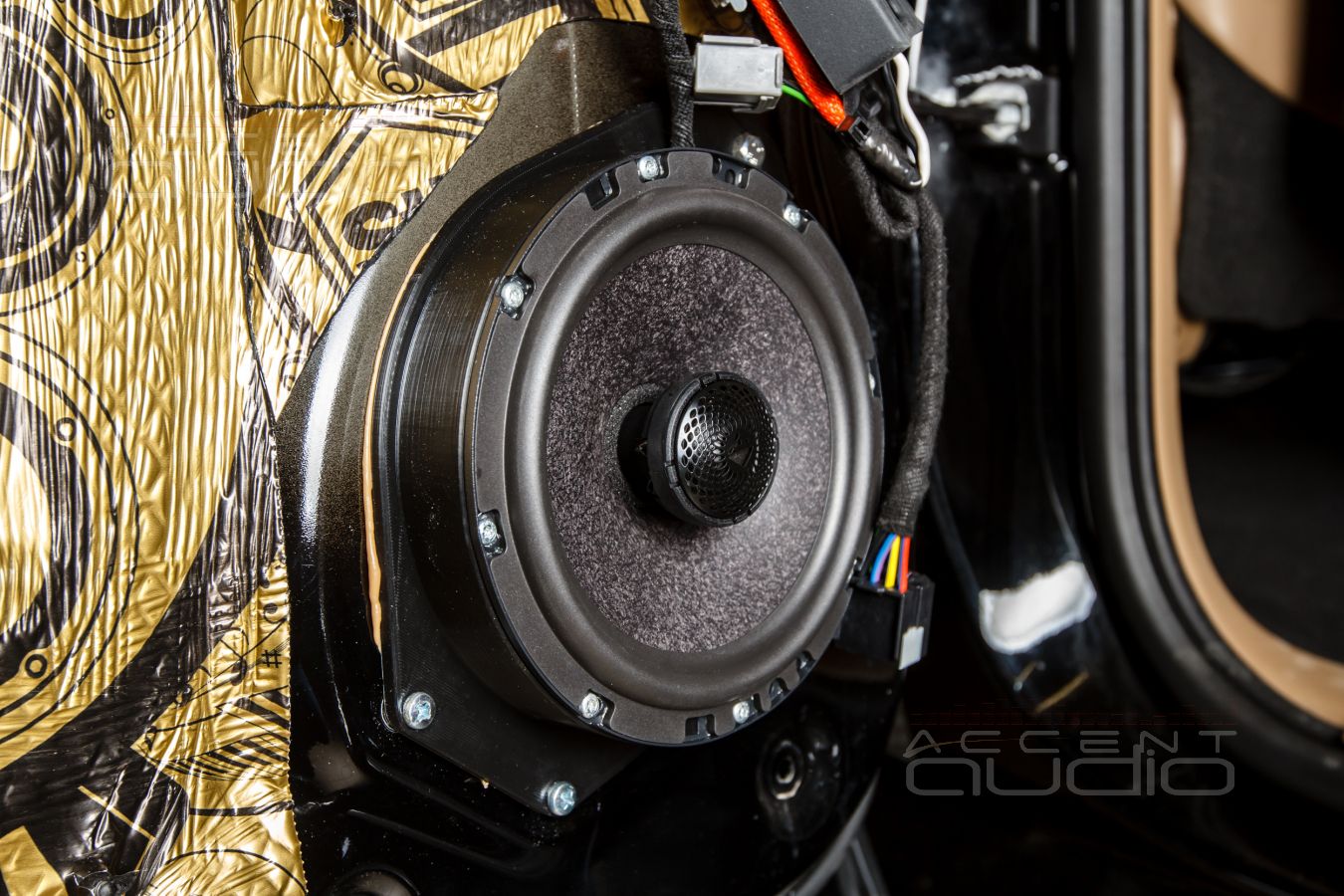 Обычная установка тыловой акустики Helix в Cadillac Escalade