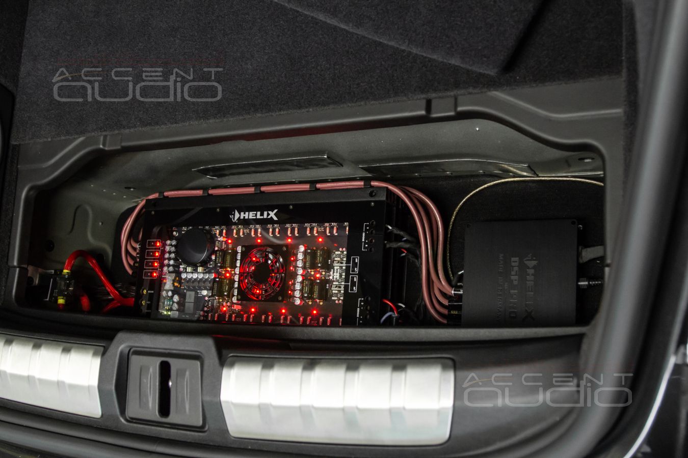 Скрытый монтаж: интеграция усилителей Helix CFour в нише багажного отсека Porsche Taycan