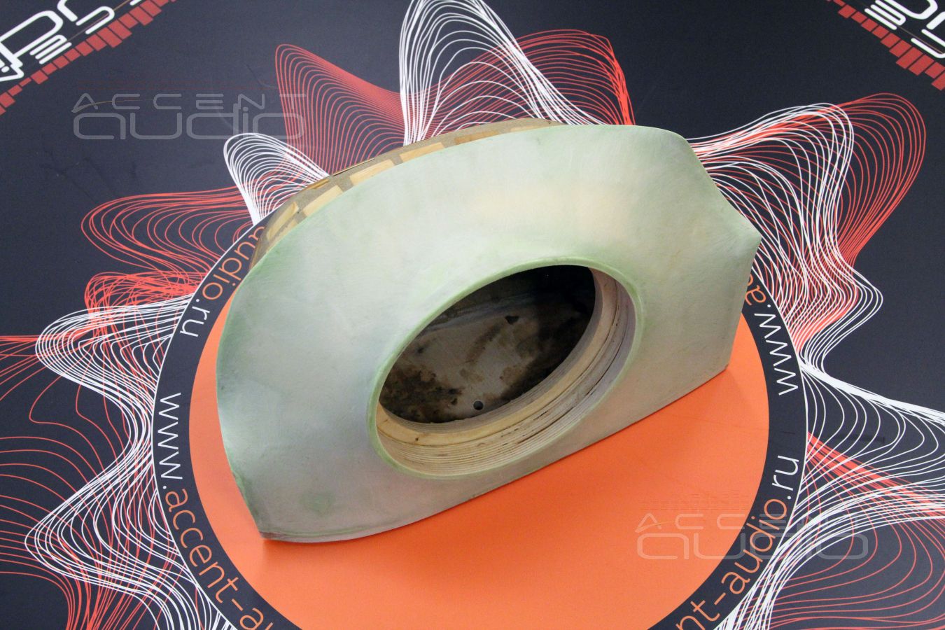 Да, сабвуфер, как всегда, из фанеры. 