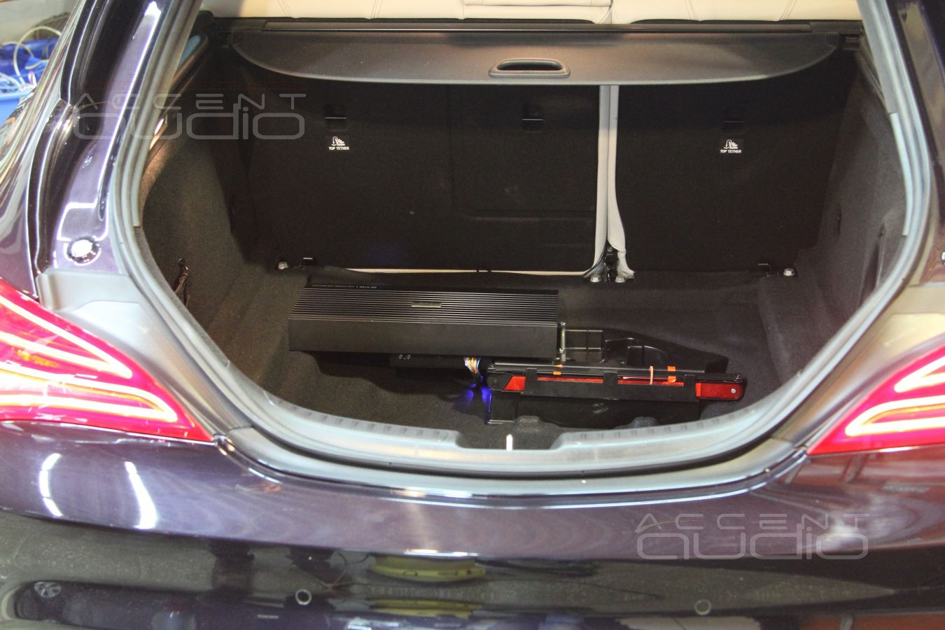 Установка усилителя и аудиопроцессора в Mercedes CLA