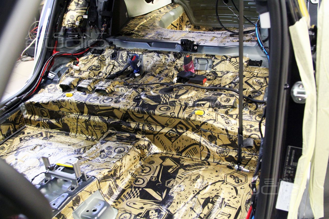 Шумоизоляция пола и задних дверей Kia Optima