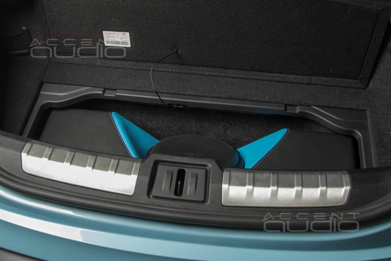 Знаменитый американский саб JLAudio TW3 в Porsche Taycan Turbo S – скрыто, но красиво