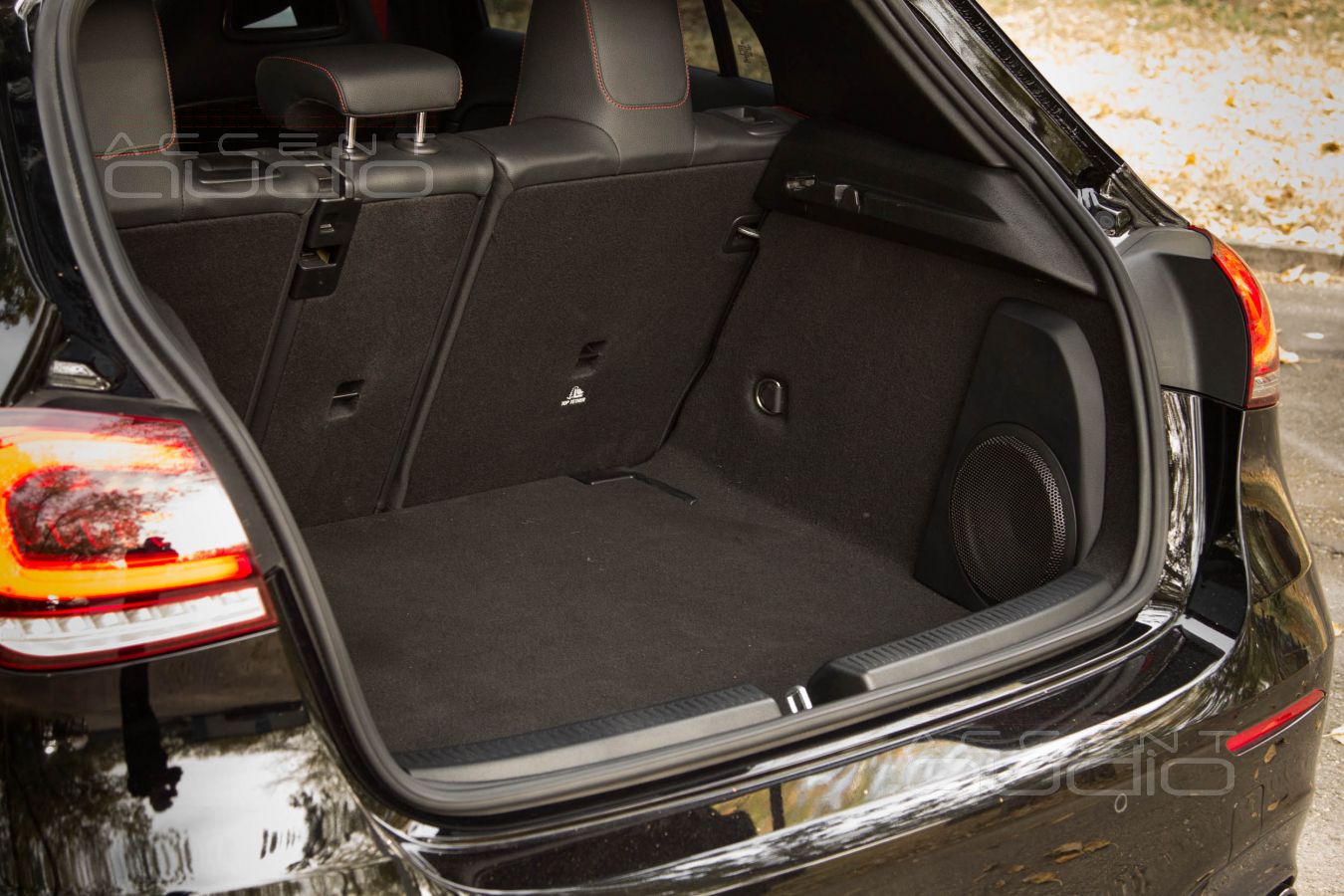 Сабвуфер-стелс: полная интеграция сабвуфера в Mercedes-Benz A-Class AMG