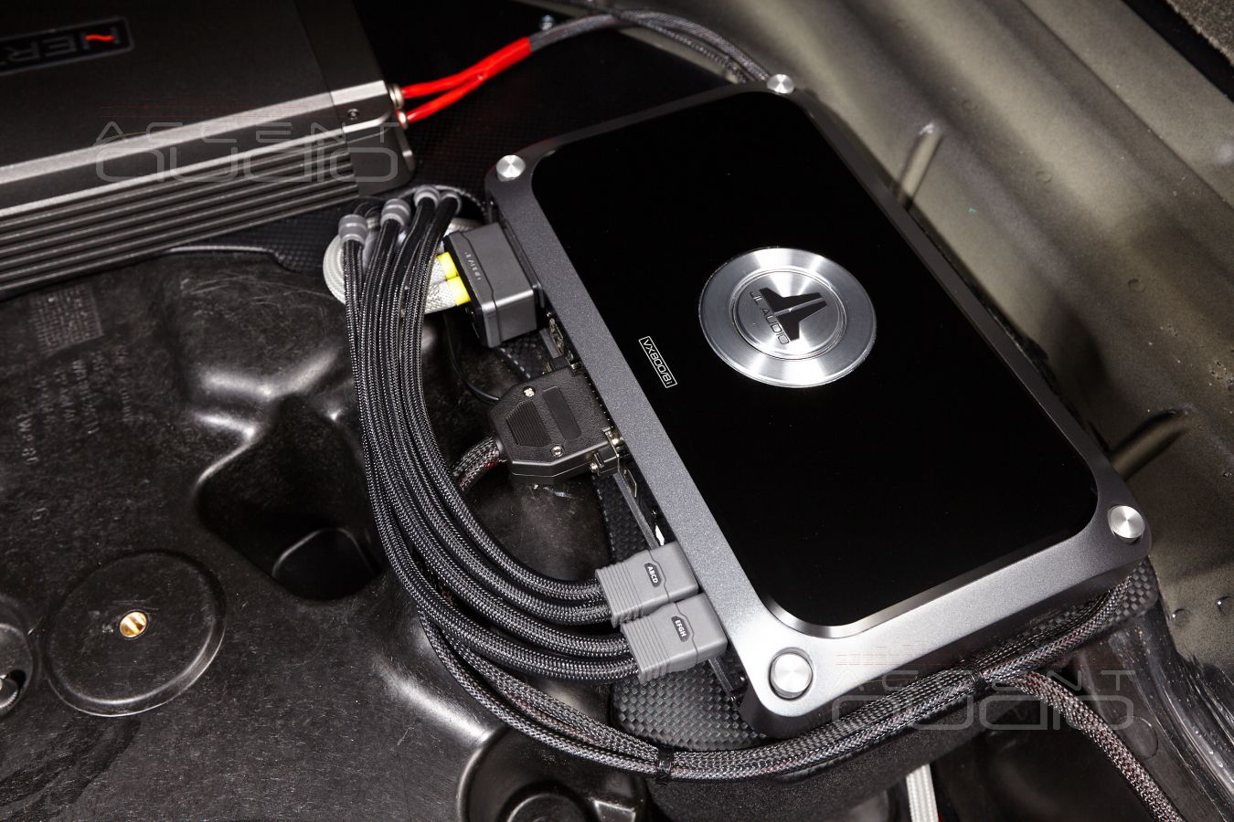 Установка усилителей в Bentley Continental GT