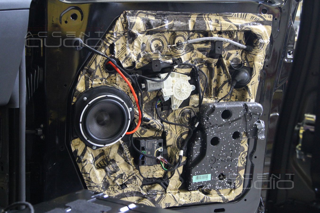 Установка акустики BLAM 165.300 в микроавтобус: установка мидбасовых излучателей