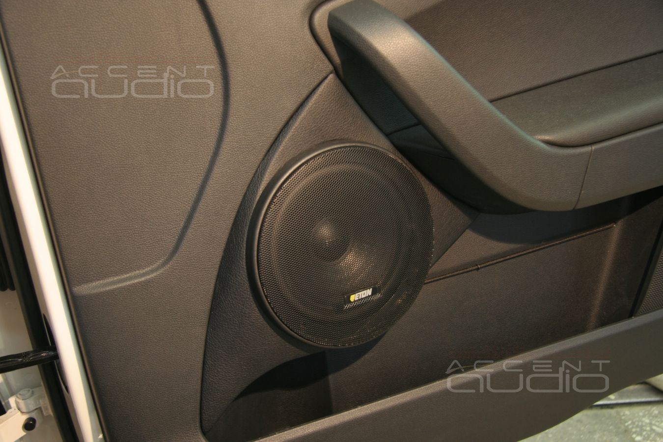 Установка мидбасов в Skoda Yeti 