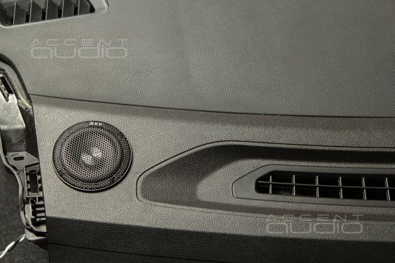 Стильная врезка: среднечастотные излучатели БЕЗ ПОДИУМОВ в Exeed