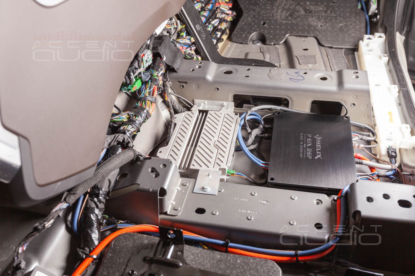 Установка процессорного усилителя Helix в новый Range Rover Sport
