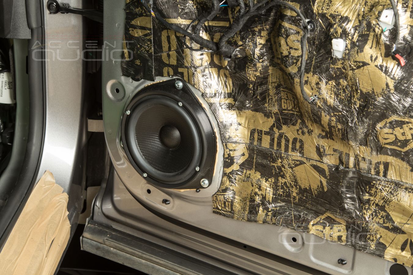 Установка мидбасов SOAudio SO165\38 и аудиоподготовка дверей Monjaro