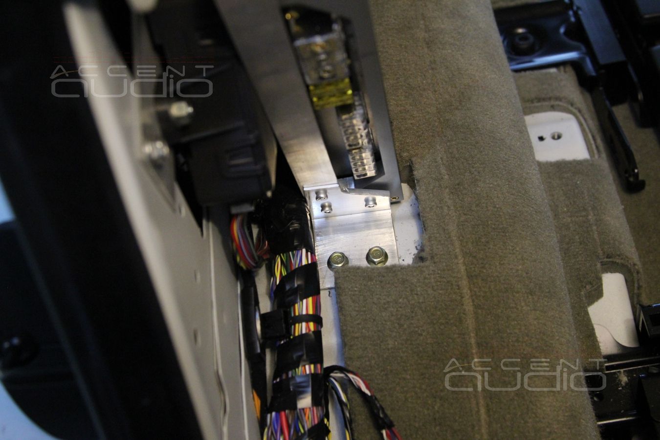 Установка усилителей E.O.S в Range Rover Discovery