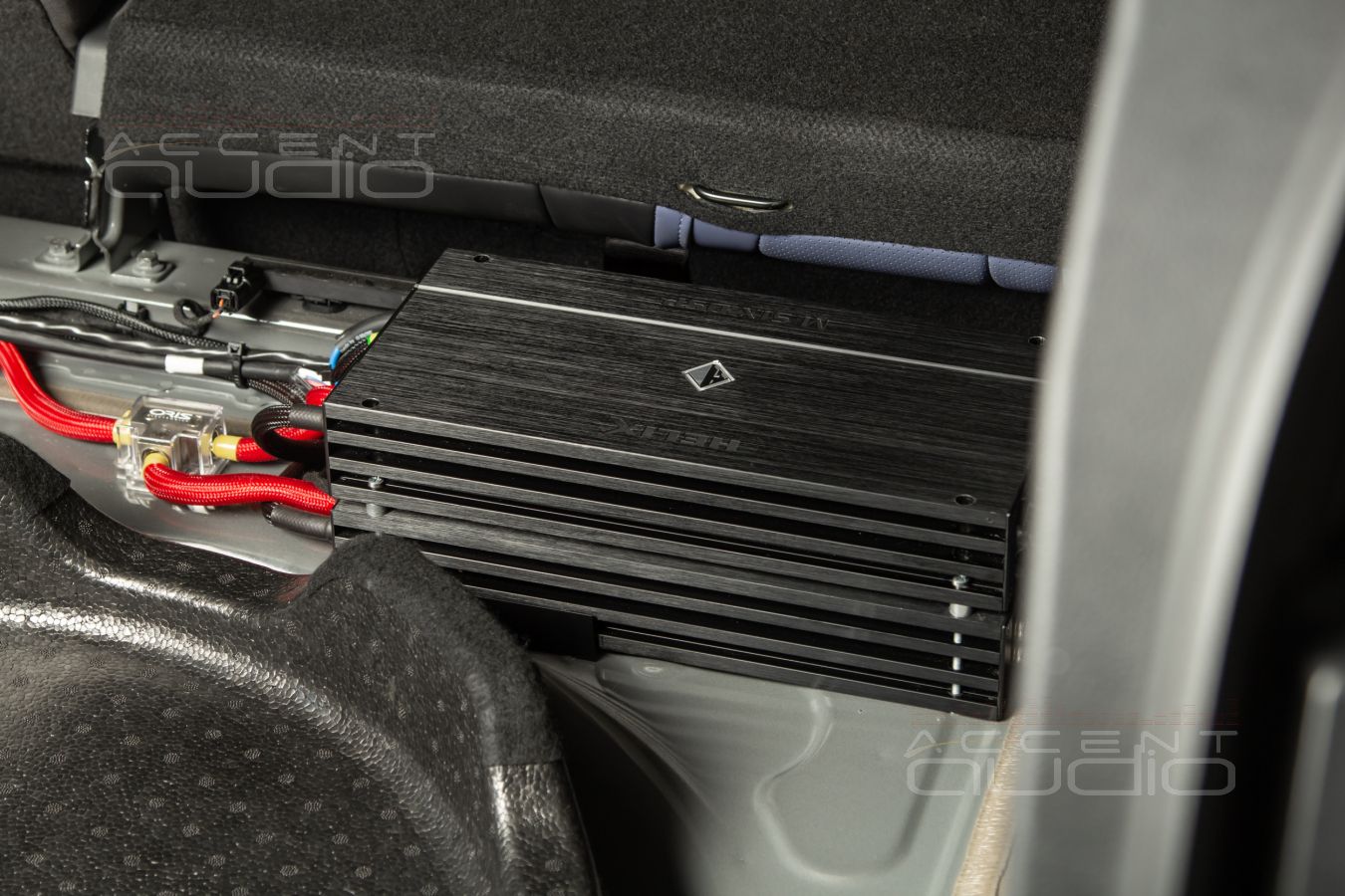 Монтаж усилителей Helix в Hongqi HS3 полностью скрыто