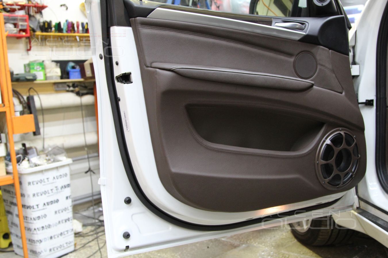 Установка мидбасов Morel в двери BMW X5