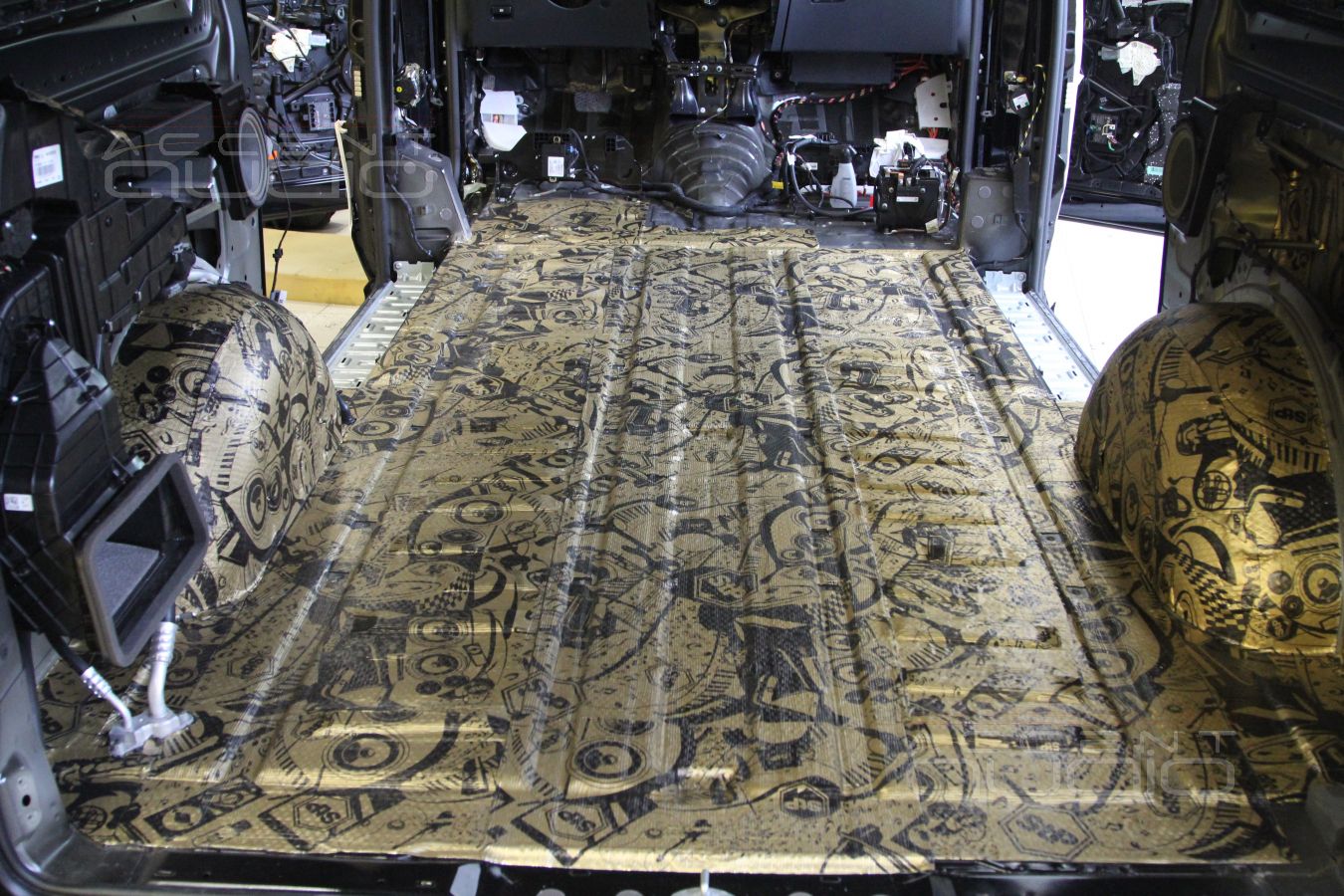 Шумоизоляция Mercedes Vito: пол и задние арки